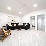 Urbanutopia*Luxury Home*King Bed*Patio/Bbq*Sleep16