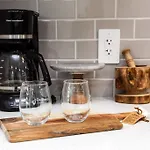 Urbanutopia*Luxury Home*King Bed*Patio/Bbq*Sleep16