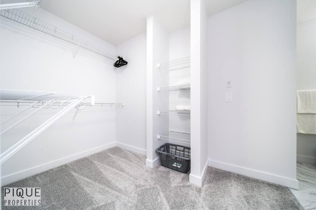 Urbanutopia*luxury Home*king Bed*patio/bbq*sleep16 Holiday home Edmonton