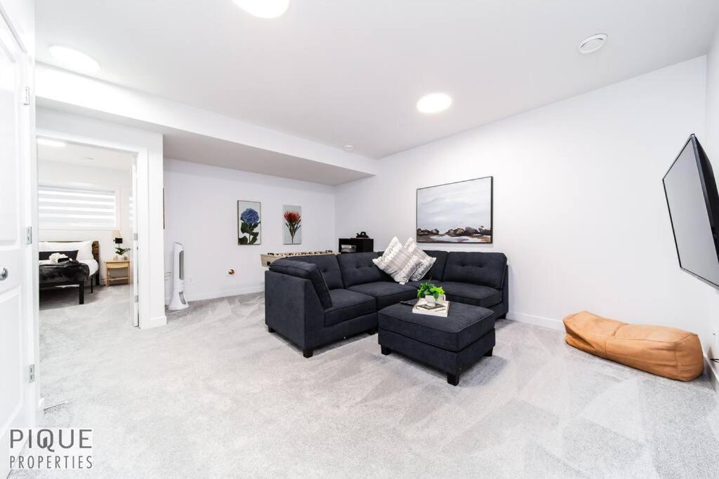 Urbanutopia*luxury Home*king Bed*patio/bbq*sleep16 Holiday home Edmonton