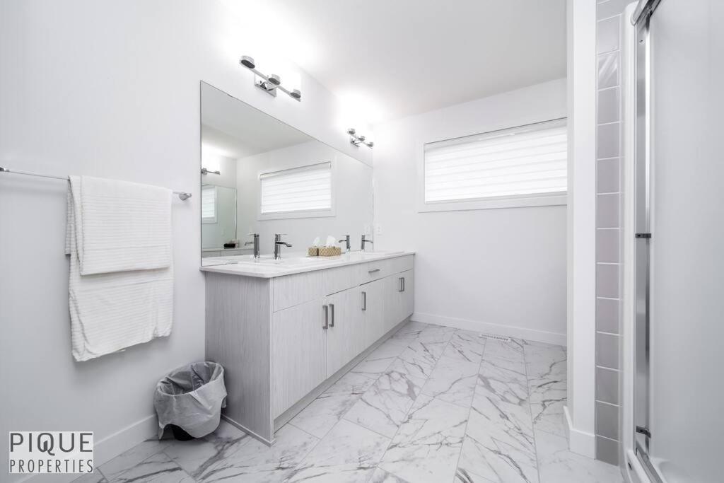 Urbanutopia*luxury Home*king Bed*patio/bbq*sleep16 Holiday home *