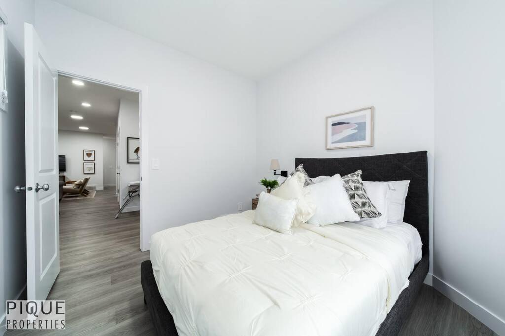 Urbanutopia*luxury Home*king Bed*patio/bbq*sleep16 Holiday home Edmonton