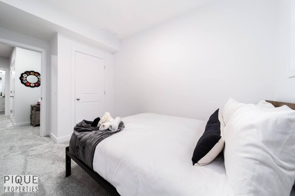 Urbanutopia*luxury Home*king Bed*patio/bbq*sleep16 Holiday home