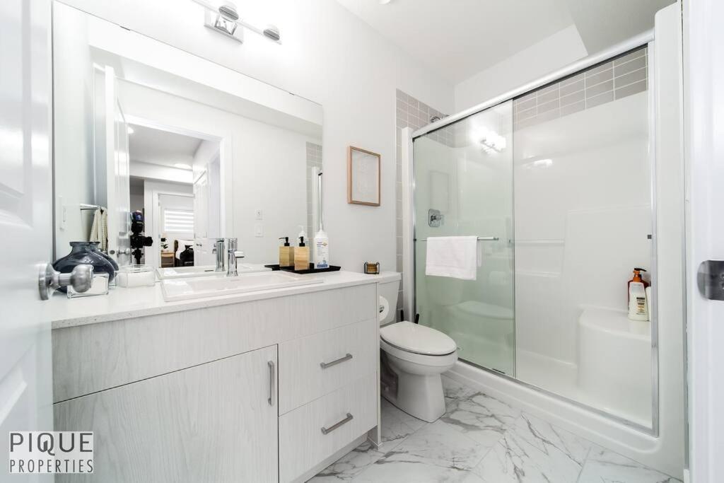 Holiday home Urbanutopia*luxury Home*king Bed*patio/bbq*sleep16 Edmonton